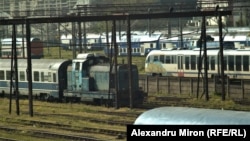 Vagoanele de călători sunt trase de locomotive vechi construite pentru trenurile de marfă, locomotive care consumă foarte mult și produc pierderi.