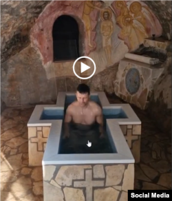 Gradonačelnik Podgorice Saša Mujović zaranja u krst u manastiru na pravoslavni praznik Bogojavljanje, 19. januara 2025.