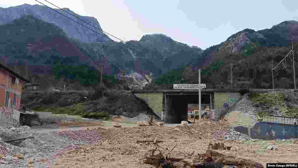 Na željezničkom nadvožnjaku već mjesecima stoji poruka koju su građani Donje Jablanice uputili vlastima. "Sramota države i Vlade Federacije BiH", piše na transparentu. 