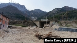 Na željezničkom nadvožnjaku već mjesecima stoji poruka koju su građani Donje Jablanice uputili vlastima. "Sramota države i Vlade Federacije BiH", piše na transparentu.