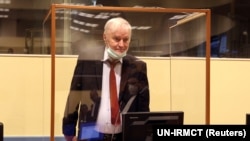 Ratko Mladić na sudu u Hagu,  august 2020.