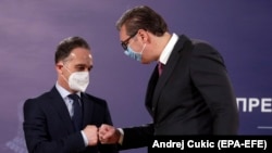 Hajko Mas, nemački šef diplomatije i Aleksandar Vučić, predsednik Srbije se pozdravljaju prilikom susreta u Predsedništvu Srbije. Beograd 23. april 2021. 
