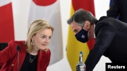 Британската министерка за надворешни работи Лиз Трас и американскиот државен секретар Ентони Блинкен на министерскиот состанок на Г7 во Ливерпул