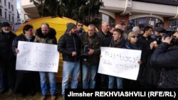 Брат осужденного священника устроил акцию протеста у стен патриархии с требованием перестать «медленно убивать его брата»