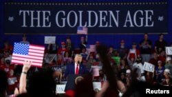 Sloganul „Epoca de Aur” la mitingul lui Donald Trump din Warren, la 100 de zile de mandat, 29 aprilie 2025