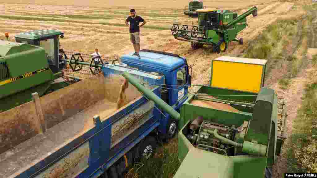 Gruri i korrur vendoset në një kamion.&nbsp;