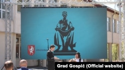 Glumac Sven Jakir kao Tesla (na fotografiji lijevo) tokom svečanosti otkrivanja spomenika podsjetio je na Teslu kao čovjeka i znanstvenog genija.