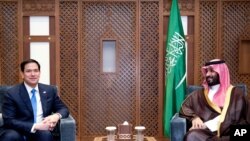 Архивска илустративна фотографија, март 2025 година од саудискиот престолонаследник и премиер Мохамед бин Салман, десно, и американскиот државен секретар Марко Рубио во Кралската палата во Џеда, Саудиска Арабија.

