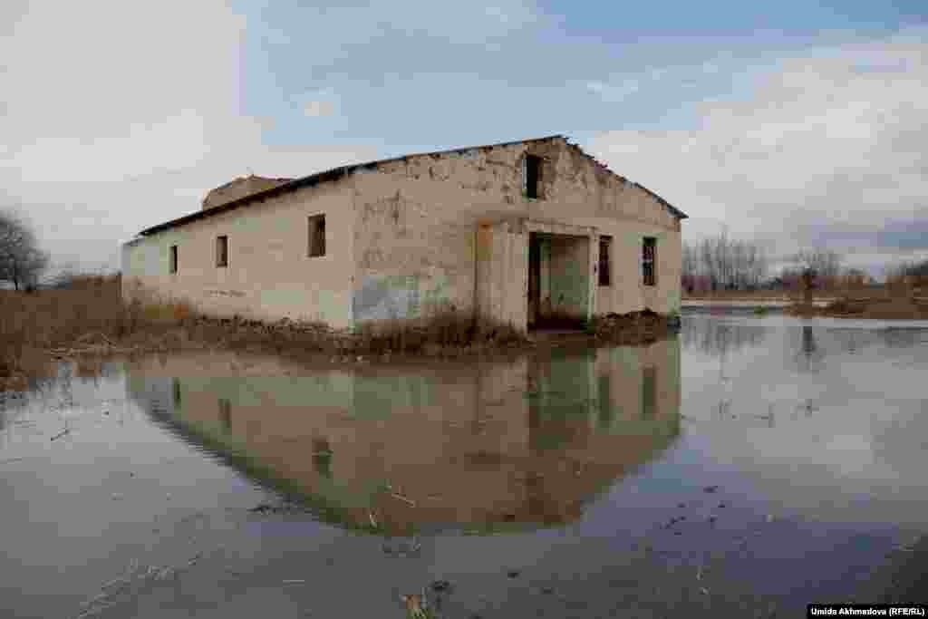 Ракымбай-ата сказал, что это баня, возведение которой начали десятилетия назад, так и осталась недостроенной.