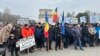 Lucrători ai Căilor Ferate din Moldova protestează la Chișinău în fața Guvernului, cerând achitarea restanțelor salariale, 14 februarie 2025.