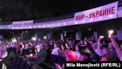 Poruke "Sloboda Rusiji" i "Mir Ukrajini" na transparentima istaknutim dok je govorio Ilja Jaašin, Beograd, 1. avgust 2025.