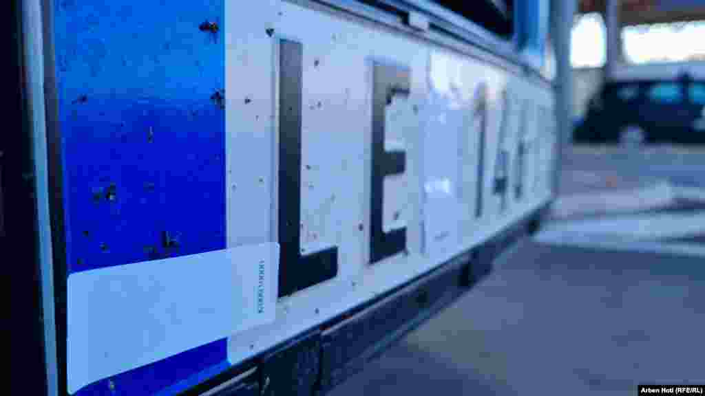 Një automjet me targa nga Serbia u pajis me letër ngjitëse gjatë hyrjes në Kosovë në pikëkalimin kufitar në Merdare. Marrëveshja për letrat ngjitëse do të aplikohet për gjashtë muaj dhe më pas një Grup Punues nga Kosova dhe Serbia do të punojë në gjetjen e një zgjidhjeje për këtë çështje. &nbsp;