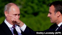 ვლადიმირ პუტინი და ემანუელ მაკრონი. სანკტ-პეტერბურგი, 2018 წლის 24 მაისი.