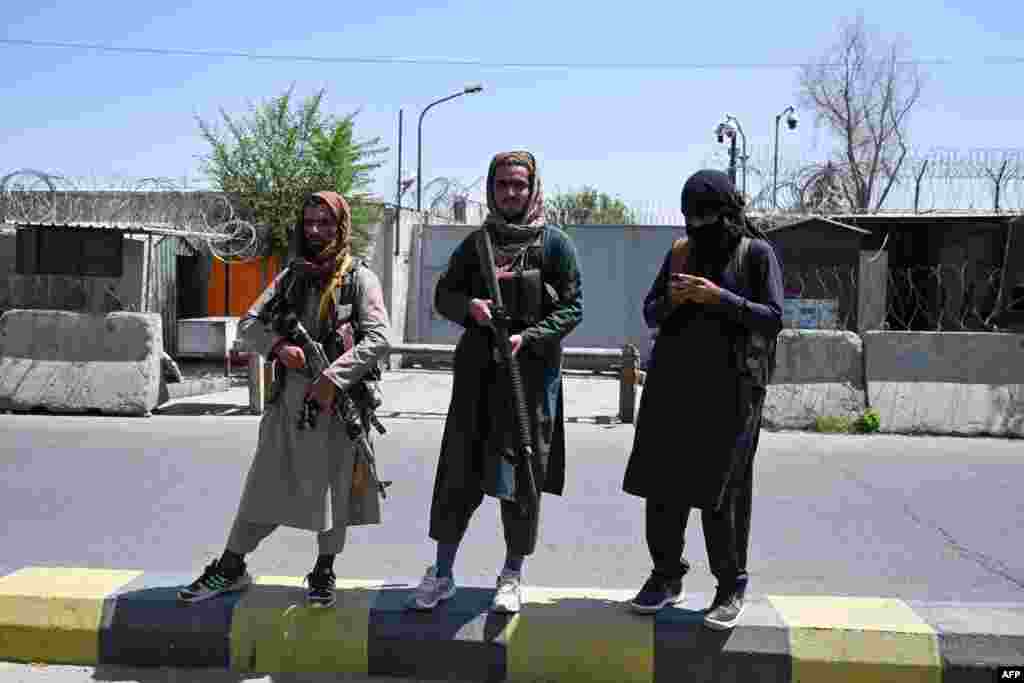 Младите мъже са облечени с типични за тези географски ширини дрехи и са тежко въоръжени.