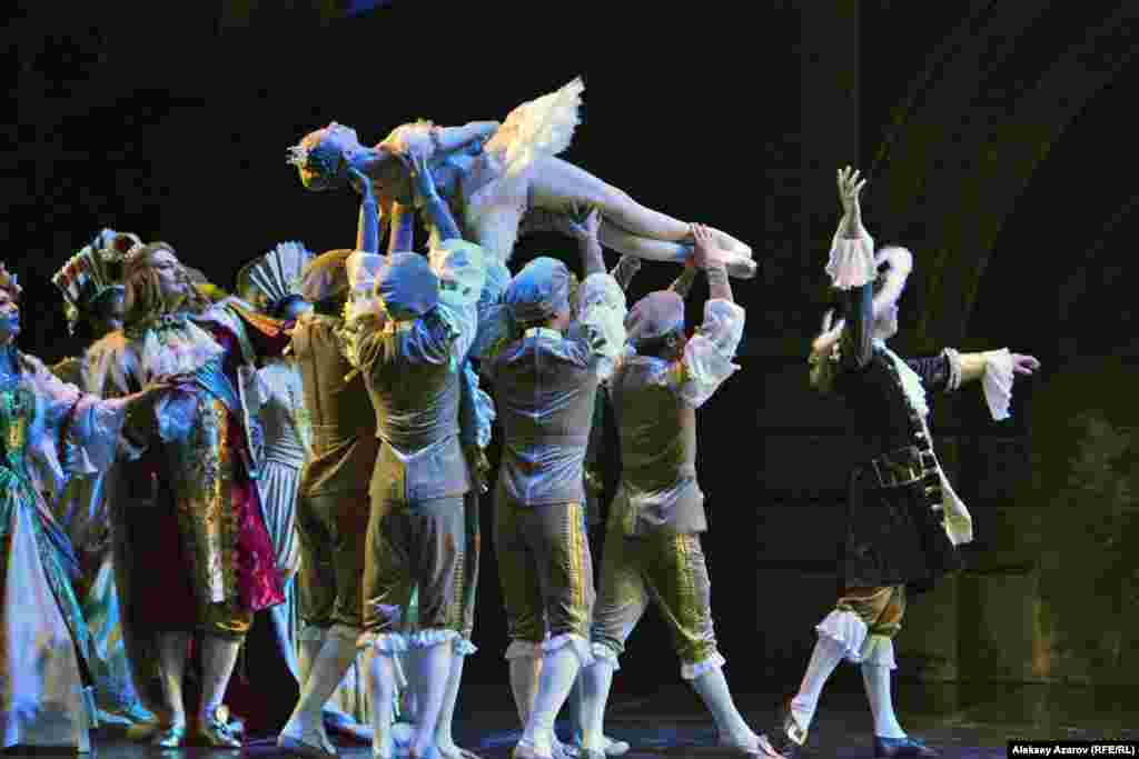 Принцесса засыпает на сто лет. А вместе с ней и всё царство.