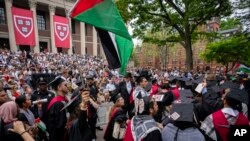 Protest zbog 13 studenata kojima je zabranjeno da diplomiraju zbog protestnih aktivnosti na Univerzitetu Harvard, u Kembridžu, 23. maja 2024. 