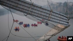 Podul din India care s-a prăbușit la scurt timp după ce fusese reparat.