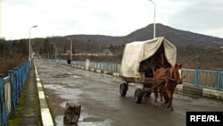 Наш корреспондент Олеся Вартанян побывала сегодня в одном из сел Гальского района и попыталась выяснить настроения местных жителей