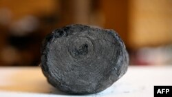 Pergamentele au fost descoperite în biblioteca unei vile luxoase ce se crede că ar fi aparținut socrului lui Iulius Caesar, care a fost senator și consul al Romei Antice.