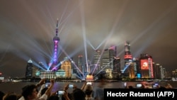 Svjetlosni šou na Bund promenadi u Šangaju na obilježavanju 100-te godišnjice Komunističke partije Kine, 1. juli 2021. 