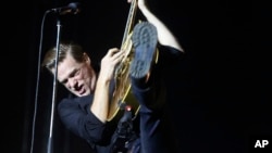 Брайън Адамс по време на концерт в Индия, 2011 г.