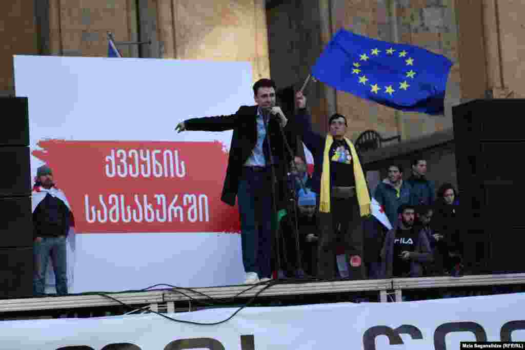 აქტივისტი შოთა დიღმელაშვილი აქციაზე მისულებს დღის წესრიგს აცნობს.