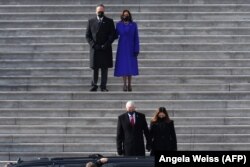 Kamala Harris alelnök és férje, Doug Emhoff figyelik, ahogy Mike Pence volt amerikai alelnök és felesége, Karen Pence távozik Joe Biden beiktatási ünnepsége után, 2021. január 20-án, a washingtoni Capitoliumban.