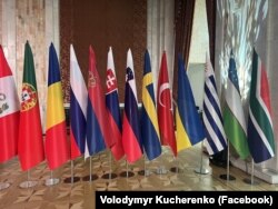 Drapelul Federației Ruse, afișat alături de drapelele altor state, care participă la Congresul Internațional al Viei și Vinului. Prezența acestui a fost semnalată de membrul delegației ucrainene, Volodimir Kucerenko, pe 17 iunie.