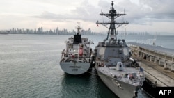 Американский эсминец Samson, участвующий в антинаркотических операциях в Карибском море, во время стоянки в порту Панама-Сити, 30 августа 2025 года