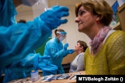 Pedagógusoktól vesznek mintát orvostanhallgatók a budapesti Hermann Ottó Általános Iskolában 2020. november 26-án.