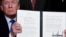 Дональд Трамп демонстрирует подписанное распоряжение, касающееся торговых отношений с Китаем