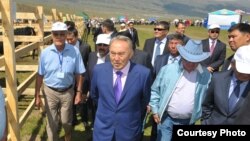 Нурсултан Назарбаев (в центре) и его младший брат Болат (справа в синей шляпе) в крестьянском хозяйстве в Алматинской области. 27 июля 2011 года
