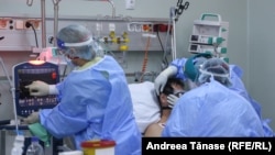 Lupta pentru supraviețuire pentru pacienții care sunt în secțiile ATI este dură. Din păcate, numărul deceselor este în creștere. Imagine din Institutul Marius Nasta, București, octombrie 2021
