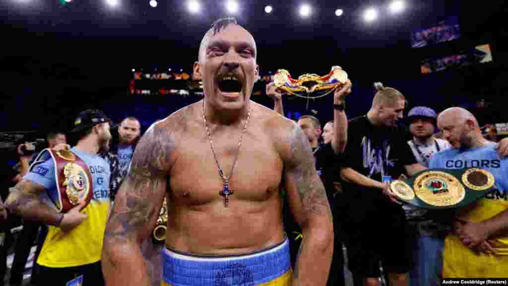 Oleksandr Usik slavi pobjedu u revanšu protiv britanskog boksera Anthonyja Joshue u avgustu 2022. godine.Ranjeni ukrajinski vojnici su uvjerili Usika da napusti Ukrajinu i vrati se treninzima. "Objasnili su mi da kao vojnik neću moći da učinim toliko za svoju zemlju koliko bih mogao kao bokser", prisjetio se.