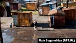 მუყაოს სახლები ბათუმის გარეუბანში - “ოცნების ქალაქი”, სადაც უსახლკაროები და ეკომიგრანტები თვითნებურად დასახლდნენ.
