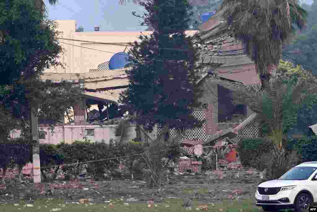 Оштетена зграда на владиниот здравствен и образовен комплекс по индиските напади во Муридке, на околу 30 километри од Лахоре, на 7 мај 2025 година.