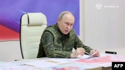 ვლადიმირ პუტინი სამხედრო ფორმაში ეწვია კურსკის სამეთაურო პუნქტს. კადრი კრემლის მიერ გავრცელებული ვიდეოდან.