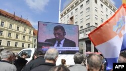 Zagrepčani prate prijenos ih haške sudnice, 15. travnja 2011. 