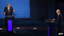 Доналд Тръмп и Джо Байдън на достатъчно разстояние на сцената в Кливлънд, за да спазват изискванията срещу коронавируса