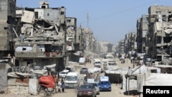 Раселените Палестинци бегаат од една област во друга во градот Газа, поради израелска воена операција