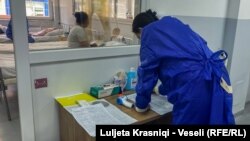 Doktoresha Arlinda Maloku duke e kontrolluar raportin mjekësor të fëmijëve me COVID-19.