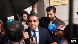 Лидерът на ПП Асен Василев, на заден план - депутатът Лена Бориславова и бившият съпредседател на ПП Кирил Петков, София, 6 октомври