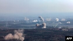 На тази снимка, направена от северното сирийско село Ариха, се вижда дим от мястото на сблъсъците между сирийските опозиционни фракции и силите на режима на фронтовата линия в покрайнините на град Саракиб в сирийския Алепо. 