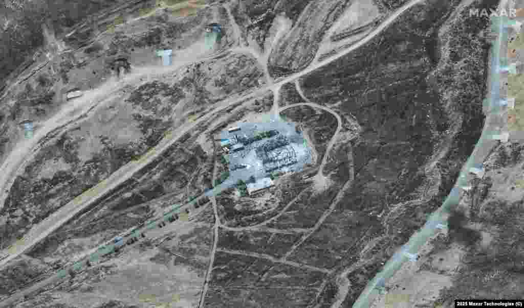 Një ndërtesë magazinimi e shkatërruar në objektin në Kermanshah.