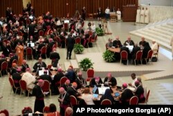 Ferenc pápa (jobb szélen) a 16. püspöki szinódus megnyitásán, 2023. október 4-én a Vatikánban