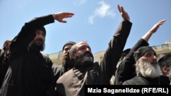 17 მაისს მართლმადიდებელმა მღვდლებმა თბილისში ჰომოფობიის წინააღმდეგ მიმართული აქციის დასაშლელად გაილაშქრეს.