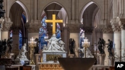 Олтарът, направен по дизайн на Гийом Барде.