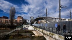 Most koji deli Mitrovicu