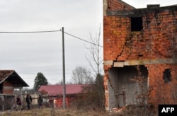 Europarlamentarci tvrde da su samo željeli vidjeti što se zbiva na granici (na fotografiji migranti u napuštenom, u ratu uništenom selu Bosanska Bojna, kod Velike Kladuše, u BiH, u blizini hrvatske granice)