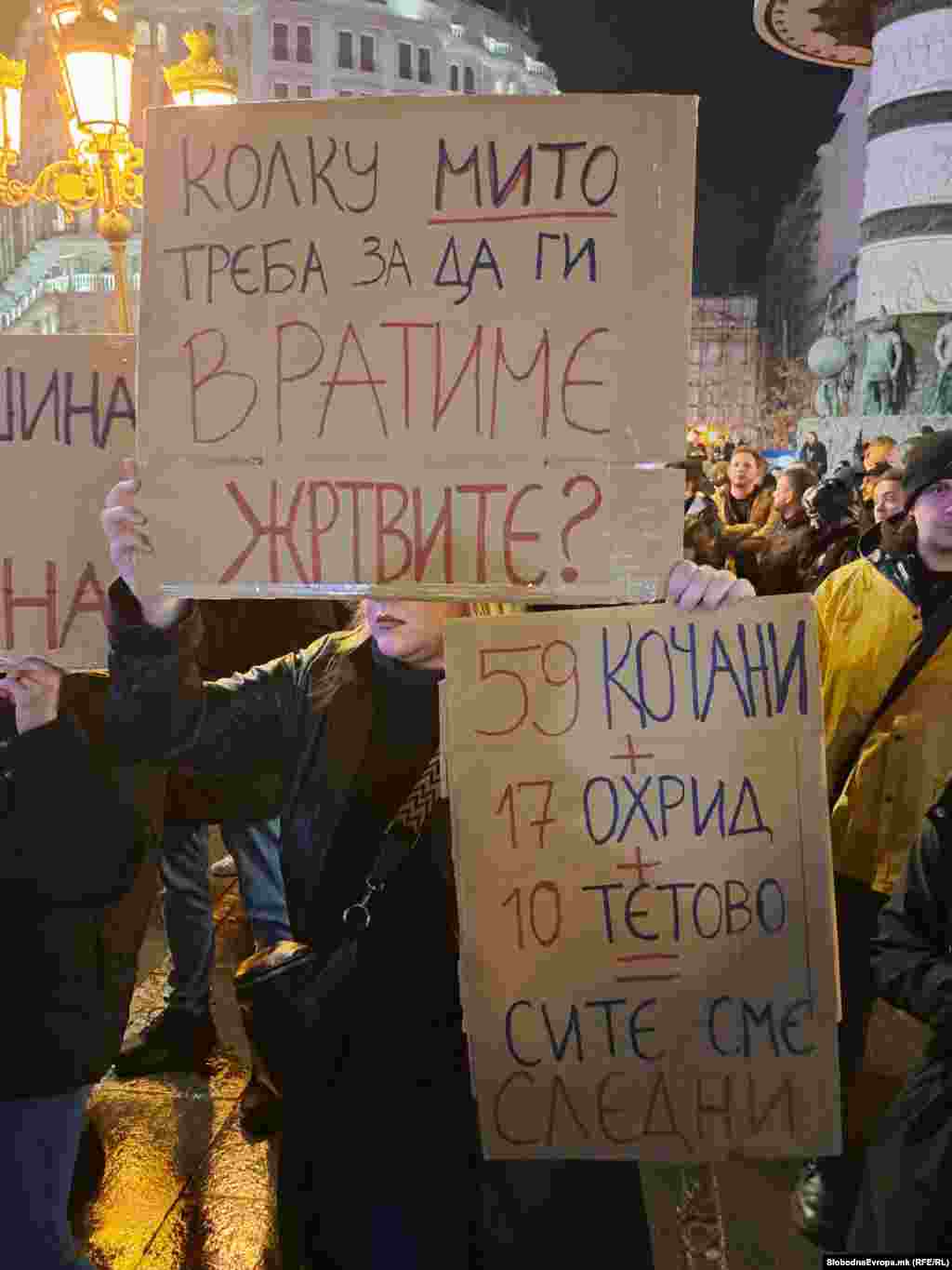 Најголемиот дел од транспарентите беа со пораки за „жртвите во Кочани“ и за „корумпираниот систем“